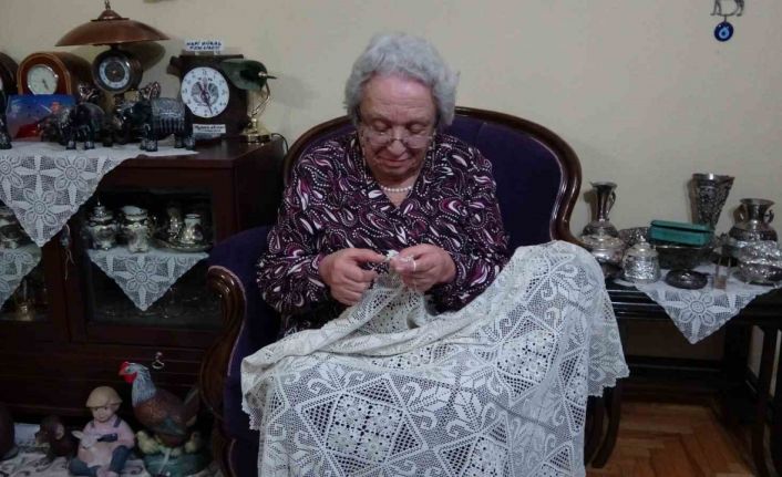 Kütahya’da 70 yıldır ilmek atan emekli öğretmenin azmi örnek oluyor