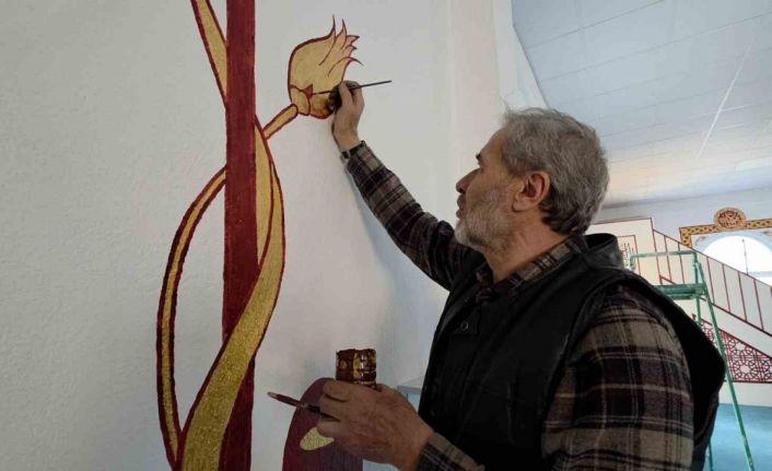 Kütahyalı imam görev yaptığı camileri hat ve nakkaş sanatı ile süslüyor