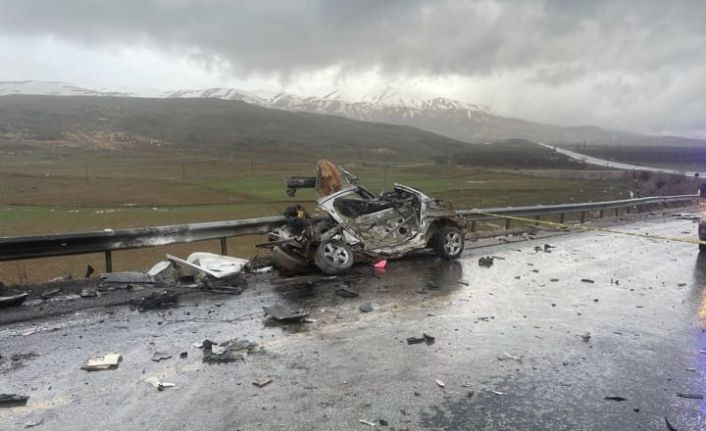 Malatya’da tır ile otomobil kafa kafaya çarpıştı: 3 ölü, 1 yaralı