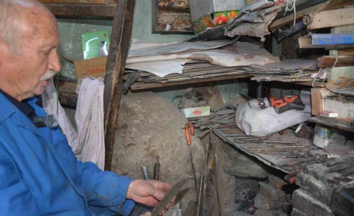 Manisa’nın 64 yıllık çelik bileği Orhan usta yarım asırdır örs başında