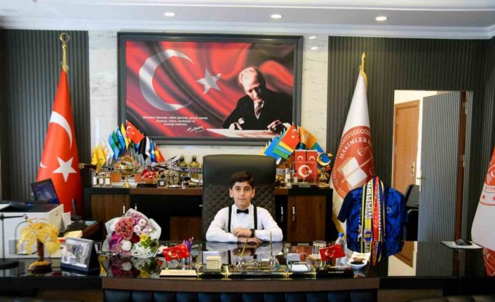 Mardin Cumhuriyet Başsavcısı Akbulut makamını 23 Nisan için öğrenciye emanet etti