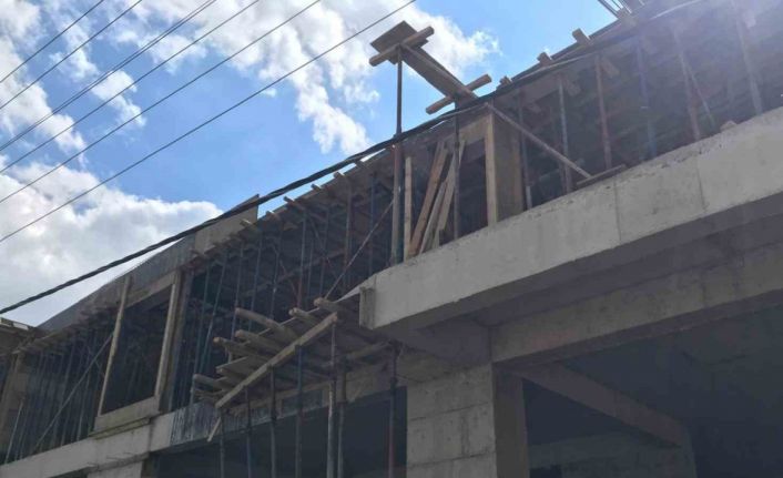 Mardin’de elektrik akımına kapılan inşaat işçisi 3. kattan düşerek ağır yaralandı