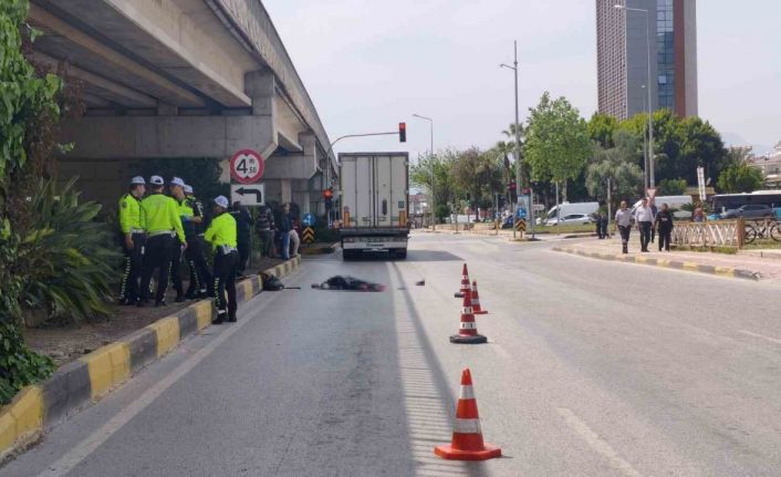 Mendil sattığı ışıkta tırın altında kalan yaşlı kadın öldü, kaza anı güvenlik kamerasında