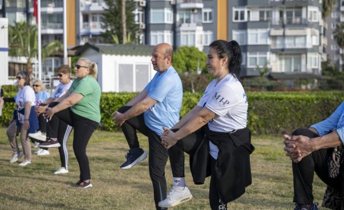 Mersin sahilinde sabah sporu buluşmaları yoğun ilgi görüyor