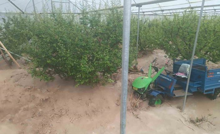 Mersin’de sağanak sele yol açtı: Yol çöktü, seralar zarar gördü