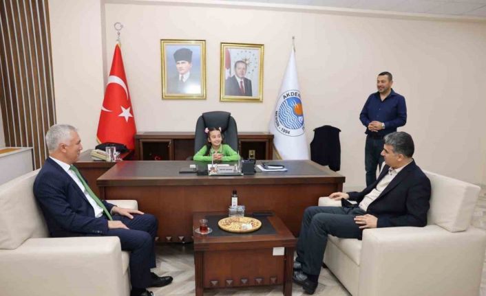 Minik Buğlem bir günlüğüne başkan oldu, ilk talimat park için geldi