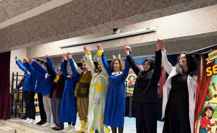 Minik kalplere tiyatro dokunuşu: "Seni Yaramaz Virüs" oyunu büyük ilgi gördü