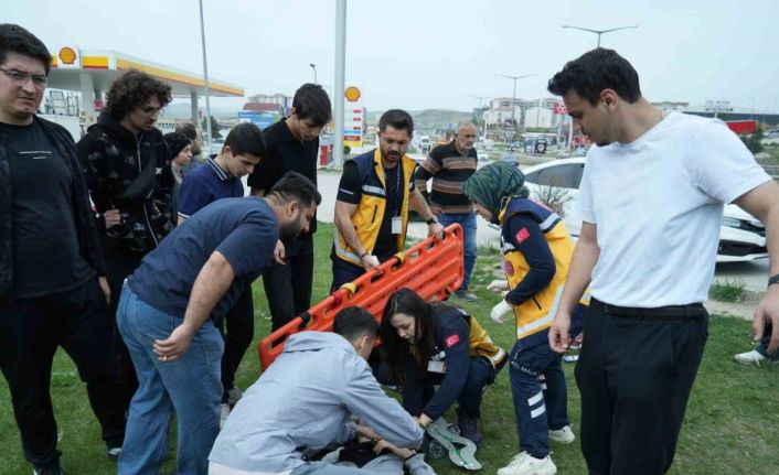 Motosiklete çarpan hafif ticari araç takla attı: Yaralı sürücünün yardımına vatandaşlar koştu