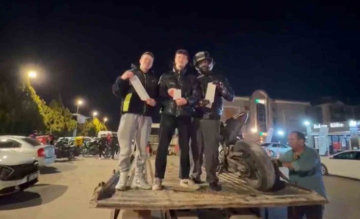 Motosikleti bağlanan sürücü 58 bin TL’lik ceza tutanağı ile poz verdi