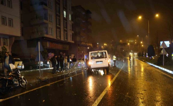 Nevşehir’de kontrolden çıkan minibüs refüje çarpıp karşı şeride geçti: 1 yaralı