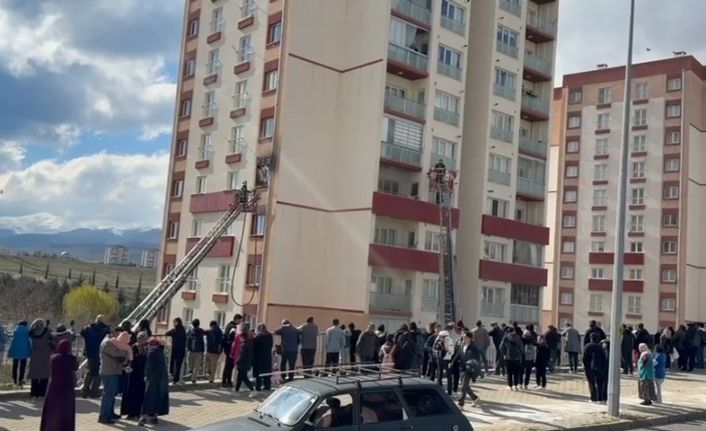 Niğde’de 5. katta çıkan yangında 4 kişi tedbir amaçlı hastaneye kaldırıldı