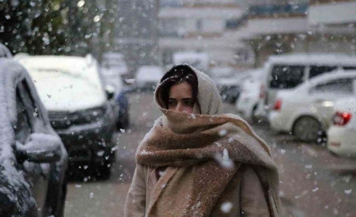 Nisan ayında lapa lapa kar yağışı: Kent merkezini beyaza bürüdü