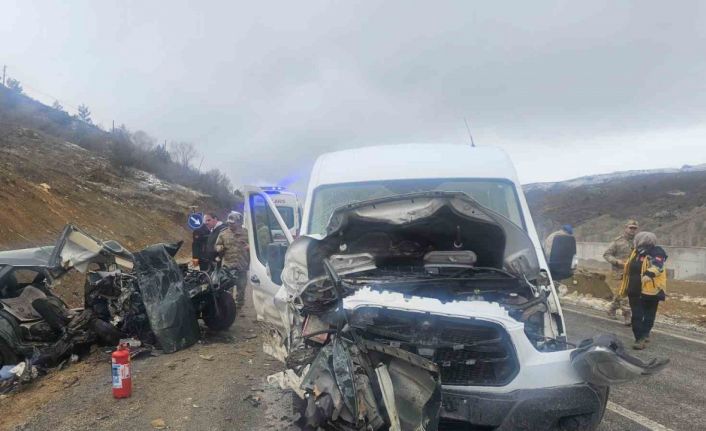 Öğretmenleri taşıyan servis ile otomobil çarpıştı: 1 ölü, 2’si ağır 10 yaralı
