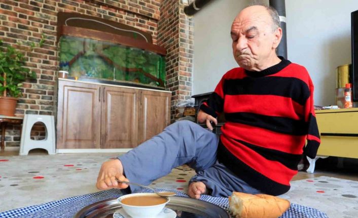 Onu görenler azmine hayran kalıyor: Ayaklarıyla tıraş oluyor, yemek yiyor, para üstü veriyor