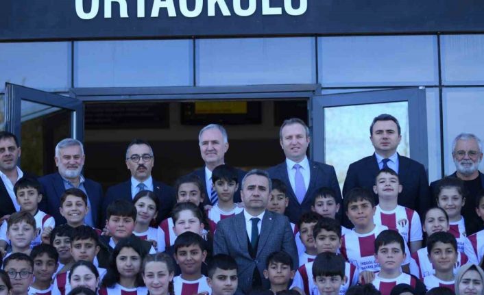 OSB Ortaokulunda bin 100 öğrenciye İnegölspor forması dağıtıldı