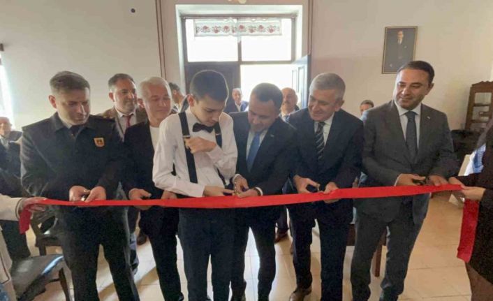 Otizmli iki gencin ilk kişisel resim sergisi: "Renklerle Konuşuyoruz"