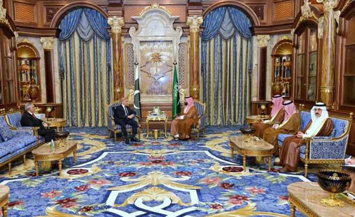 Pakistan Başbakanı Şerif, Suudi Arabistan Veliaht Prensi Selman ile görüştü