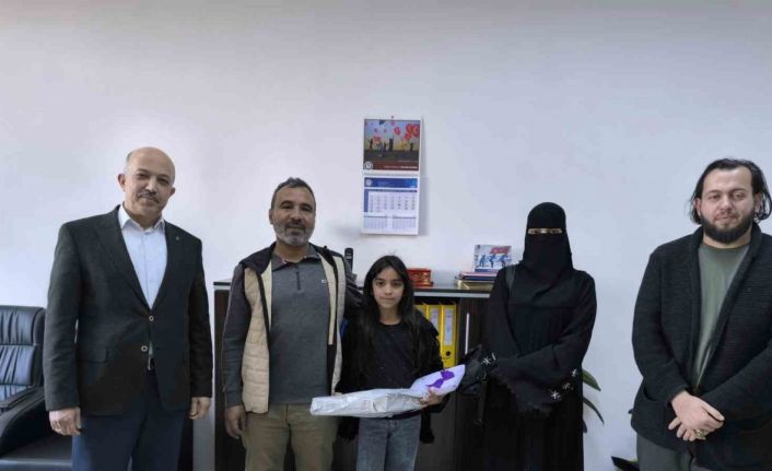 Para dolu çantayı polise teslim eden Suriyeli Rahaf davranışıyla takdir topladı