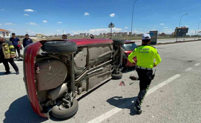 Park halindeki araca çarpan otomobilin devrildiği anlar kameraya yansıdı: 1 yaralı
