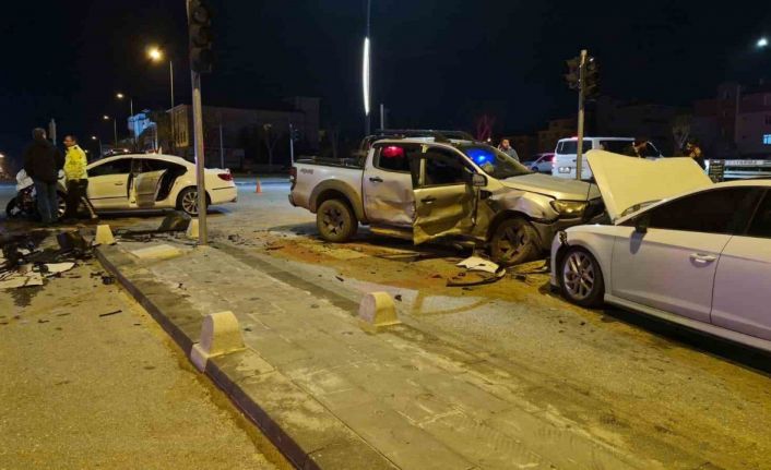 Pikap ile otomobilin çarpıştığı kazada ortalık savaş alanına döndü: 6 yaralı