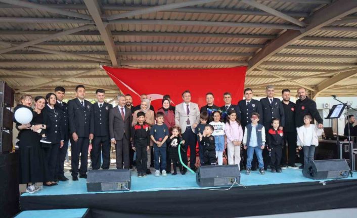 Polis Haftası etkinliğinde şarkı ve türkü söyleyen polisler, ünlü sanatçıları aratmadılar