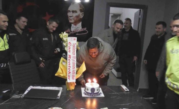 Polisi karşılarında görünce önce rol icabı kavga ettiler sonra pasta kestiler