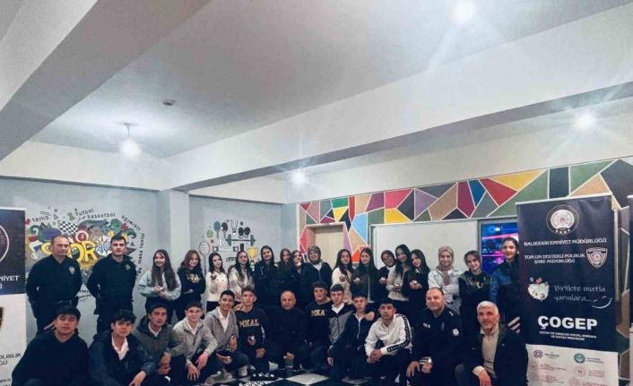 Polisten 50 öğrenciye kurs malzemesi yardımı