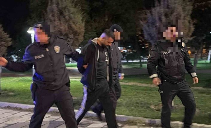 Polisten kaçarken, yola fırlattığı kağıttan uyuşturucu çıktı