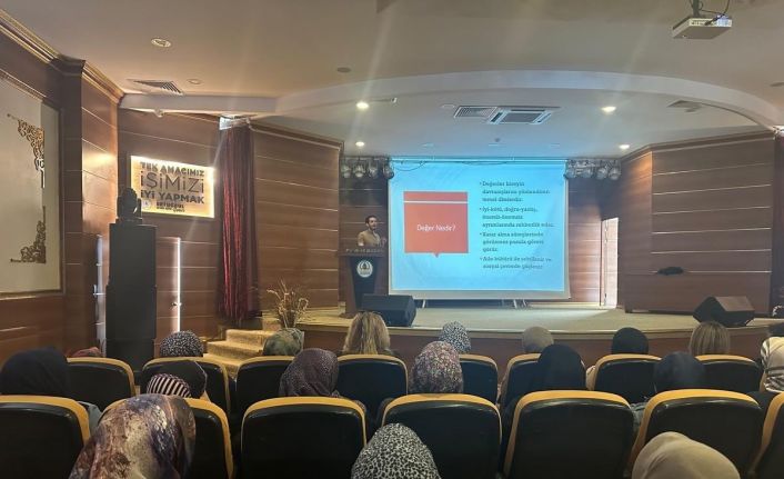 Pursaklar’da toplumsal değerlerin korunması ve bilinçli medya kullanımına yönelik seminer
