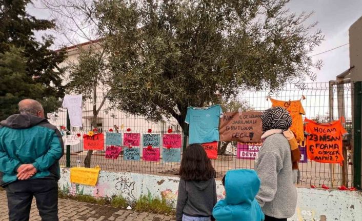 Saldırının yaşandığı okul önündeki yazılar ve görseller görenleri duygulandırıyor