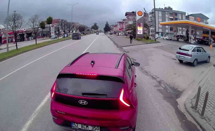 Samsun’da aniden çimento yüklü tırın önüne çıkan otomobil yürekleri ağza getirdi