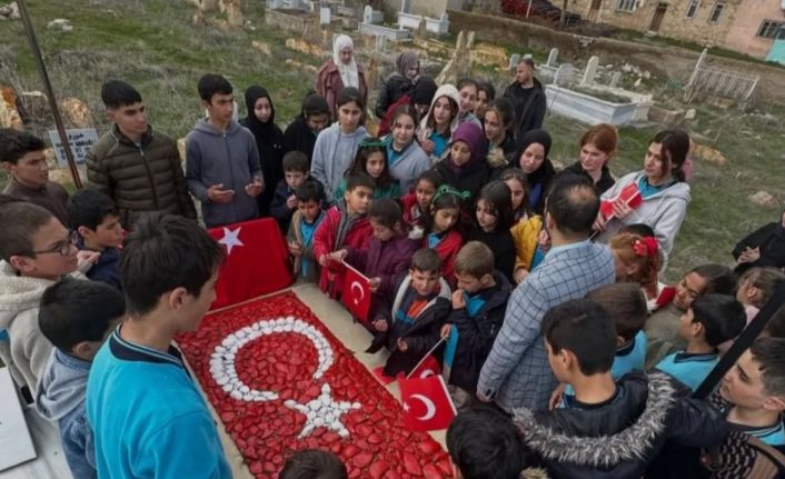 Şehit Mete Okur adını taşıyan okulun öğrencileri tarafından mezarı başında anıldı
