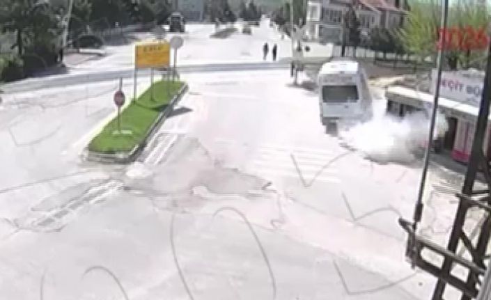 Servis minibüsü kaldırıma çarparak durağı yere serdi: İki genç kızın saniyelerle kurtulduğu kaza anı kamerada