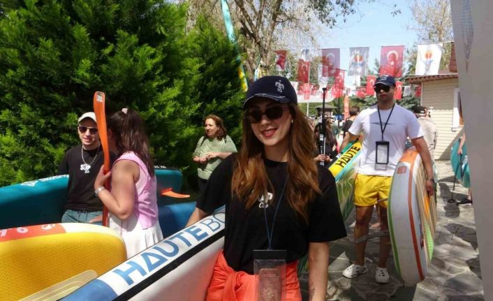 Seyhan Nehri’nde "Su Korteji" renkli görüntülere sahne oldu