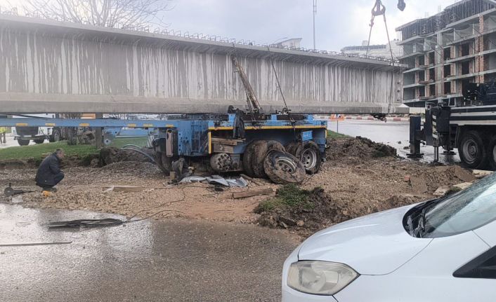Siirt’te tıra yüklü 50 metrelik köprü kirişi kavşakta takılı kaldı: Yol saatlerdir ulaşıma kapalı