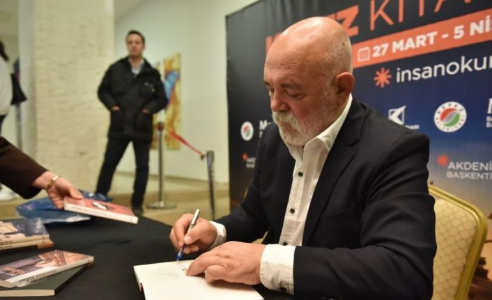 Sinema oyuncusu Ercan Kesal, Kepez Kitap Fuarı’nda okumanın önemine dikkat çekti