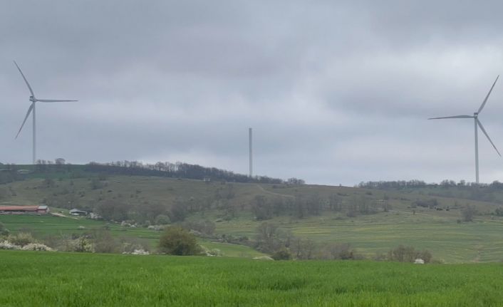 Sınır hattında rüzgar türbini parçalandı: Şiddetli rüzgar köyde paniğe yol açtı