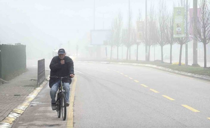 Sis şehri etkisi altına aldı, görüş mesafesi 10 metreye kadar düştü
