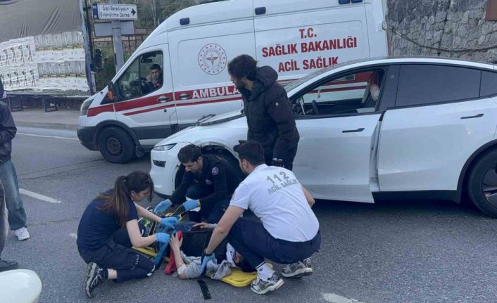 Şişli’de Tesla marka otomobil ile motosiklet çarpıştı: 1 yaralı