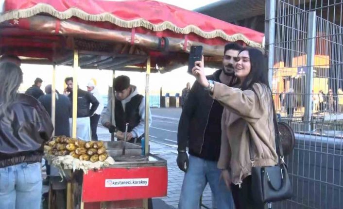 Sosyal Medyada yabancı turistlerin ilgi odağı olan kestaneci Alper Temel, "Amacım İstanbul’un ruhunu güzelliğini göstermek"