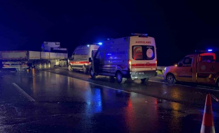 Tarsus-Adana-Gaziantep Otoyolu’nda kamyonet tırla çarpıştı: 1 ölü, 1 yaralı