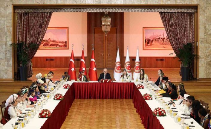 TBMM Başkanı Kurtulmuş 26 ülkeden gelen dünya çocuklarını TBMM Tören Salonu’nda kabul etti
