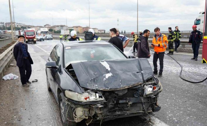 TEM Otoyolu’nda yola dökülen atıklar sonucu zincirleme kaza, 7 araç birbirine girdi