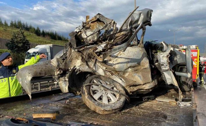 TEM’de otomobil devrilen tır dorsesinin altında kaldı: Karı-koca hayatını kaybetti