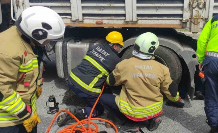 Tır şoförü, kendi tırını tamir ettiği esnada aracın hareket etmesiyle ezilerek can verdi