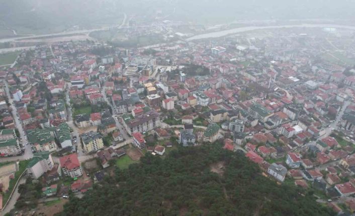 Tokat’ta toprak kayması nedeniyle 13 dairenin tahliye edildiği bölge dron ile görüntülendi