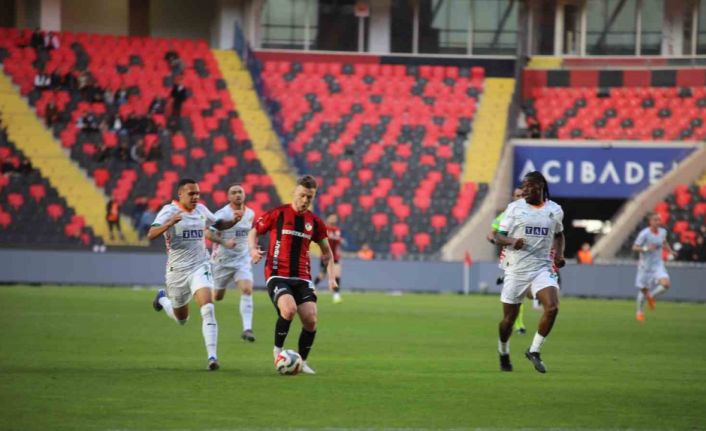 Trendyol Süper Lig: Gaziantep FK: 0 - Corendon Alanyaspor: 1 (İlk yarı)