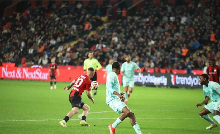 Trendyol Süper Lig: Gaziantep FK: 2 - Kayserispor: 0 (İlk yarı)