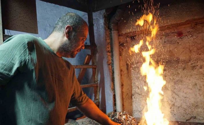 Üç kuşaktır ateşe ve örse hayat veren kalaycı ailesi mesleğin geleceğinden endişeli