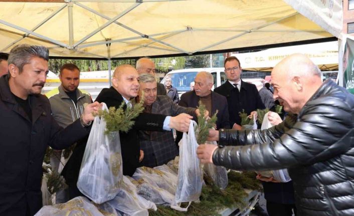 Ücretsiz olduğunu duyan vatandaşlar akın etti, binlerce fidan kısa sürede tükendi